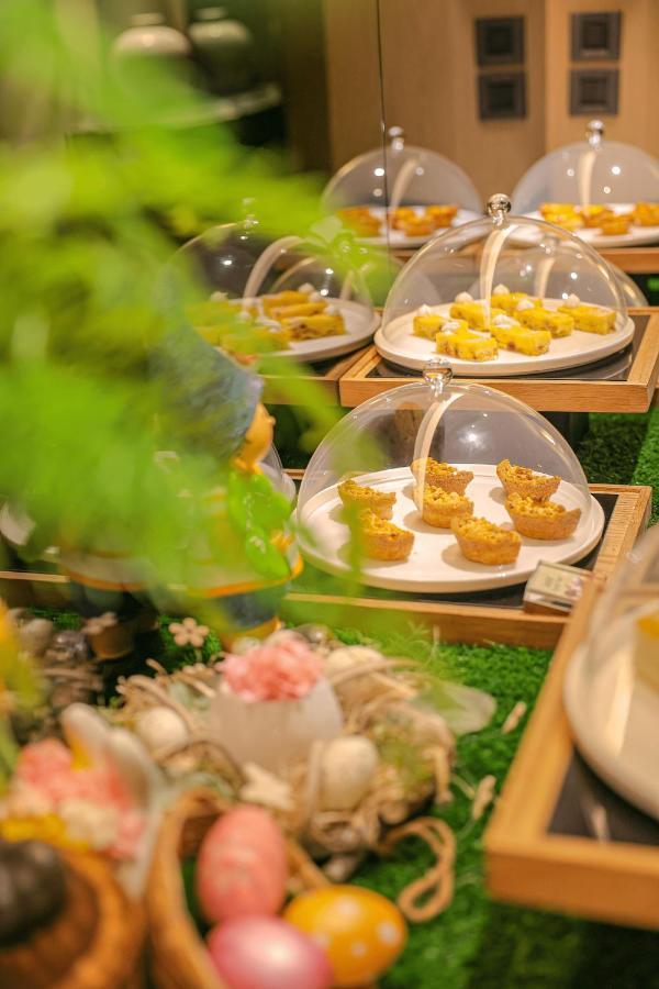 Regent Taipei Hotel Exterior photo A display of food at a buffet
