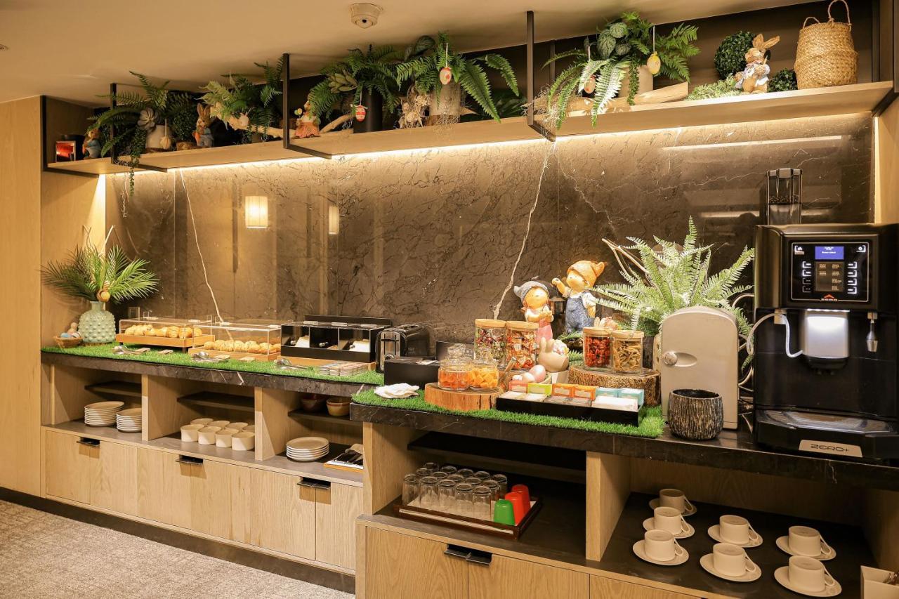 Regent Taipei Hotel Exterior photo The buffet at the lounge