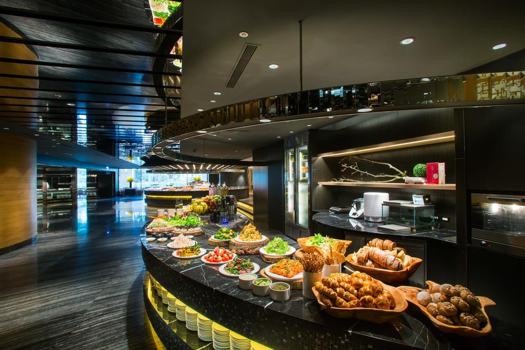 Regent Taipei Hotel Exterior photo The buffet at the lounge